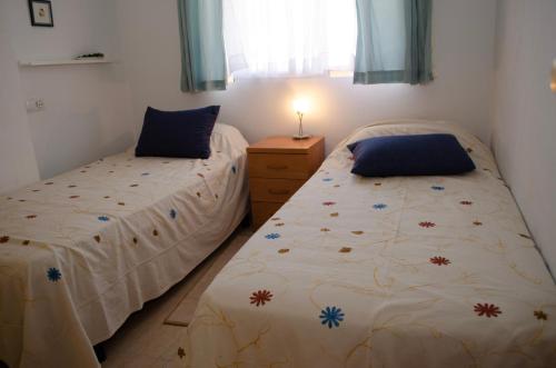Tempat tidur dalam kamar di Ribera Beach 1 Apartment Elisa