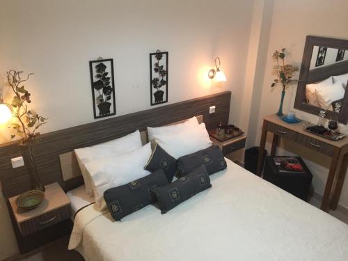 Postel nebo postele na pokoji v ubytování Litsa Haus Estate Residences & Suites - Adults Only & Kids 12 Plus-
