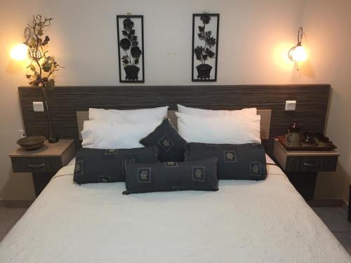 เตียงในห้องที่ Litsa Haus Estate Residences & Suites - Adults Only & Kids 10 Plus-