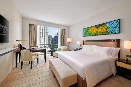 Postel nebo postele na pokoji v ubytování Pavilion Hotel Kuala Lumpur Managed by Banyan Tree