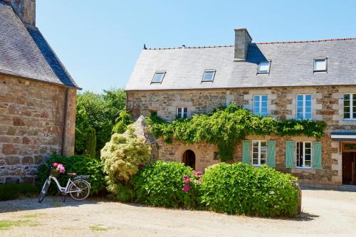 una casa con una bicicletta parcheggiata di fronte di Manoir des petites bretonnes a Saint-Quay-Perros