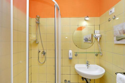 y baño con lavabo y ducha. en Affittacamere Alessia&Calliope, en Roma