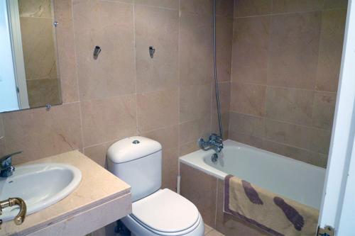 マニルバにあるMarina Real 112のバスルーム(トイレ、洗面台、バスタブ付)
