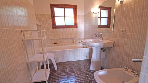 une salle de bain avec un lavabo, des toilettes et une baignoire dans l'établissement Villa Cigaloun, à La Croix-Valmer