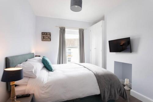 Gallery image of Beautiful Two Bed Mumbles Flat - with parking space in The Mumbles