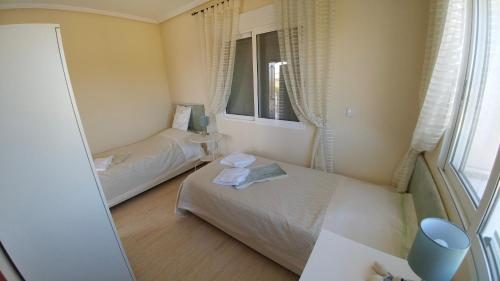 a small room with two beds and a mirror at Villa del Rio in Campos del Río