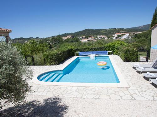 Félines-MinervoisにあるModern villa with private poolの庭中のスイミングプール