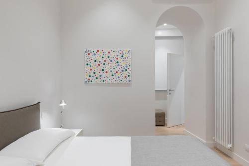 een slaapkamer met een bed en een schilderij aan de muur bij Musa Home in Rome