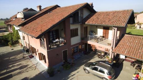 an aerial view of a house with a car parked in front at Agriturismo La Ca 'd Majin in Poirino