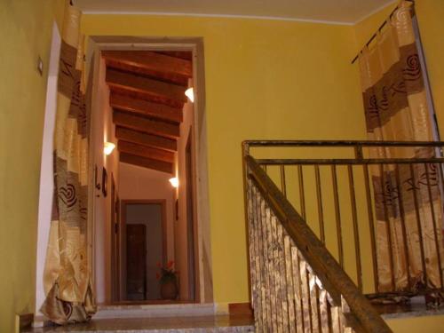 een trap in een huis met gele muren bij Bed and Breakfast Bellavista in Olmedo
