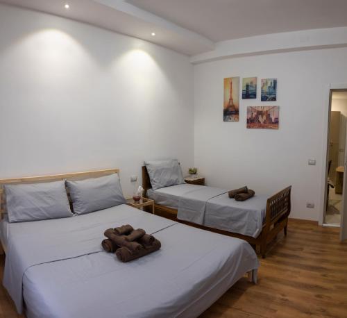 帕多瓦的住宿－CASAMINA，白色墙壁客房的两张床