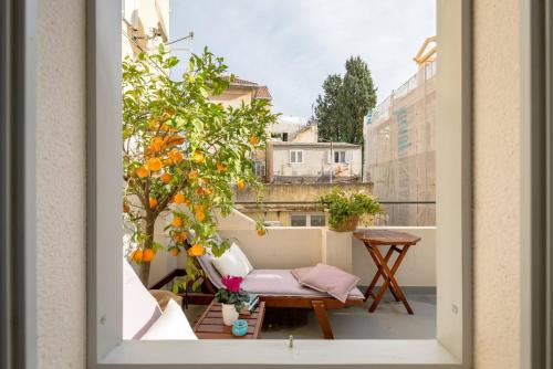 una finestra con vista da un balcone con un albero di arancio di Villa Galla a Spalato (Split)