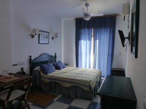 Кровать или кровати в номере Hostal Puerto Genovés