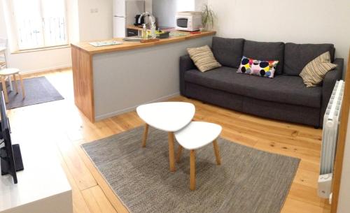 a living room with a couch and a table at Le T2 moderne des Palmiers au coeur de Moissac in Moissac