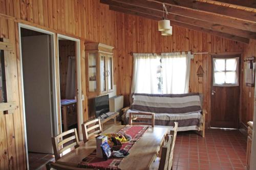 sala de estar con mesa y sofá en La Casita de Melipal en San Carlos de Bariloche