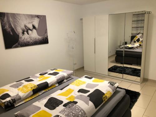 Ένα ή περισσότερα κρεβάτια σε δωμάτιο στο Ferienwohnung Holiday Home mit Netflix