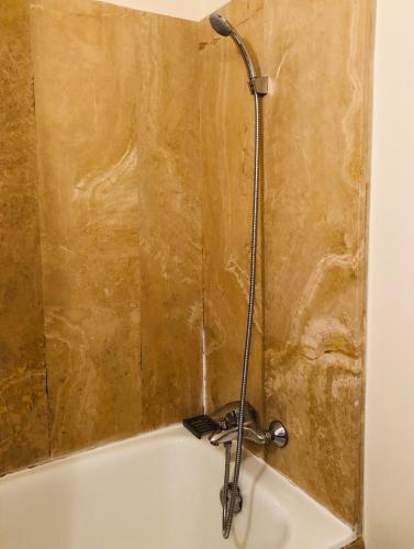 La salle de bains est pourvue d'une baignoire et d'une douche. dans l'établissement Escapade Vieux-Port, à Marseille