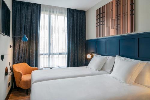 Llit o llits en una habitació de Vincci Consulado de Bilbao