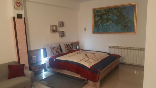 ein Schlafzimmer mit einem Bett und einem Sofa darin in der Unterkunft DAVID-IN in Zagreb