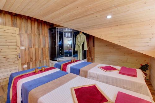 Ένα ή περισσότερα κρεβάτια σε δωμάτιο στο Hill County Resort & Spa