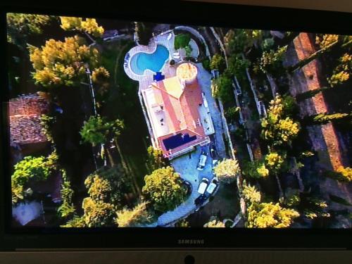 TV a/nebo společenská místnost v ubytování Villa de caractère climatisée avec piscine135 av charles boyer La Ferrage