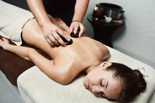 a woman getting a massage from a therapist at Mirage Medspa Hotel in Eforie Nord