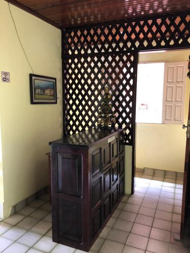 um quarto com um armário de madeira no canto em Hostel Beach em Porto Seguro