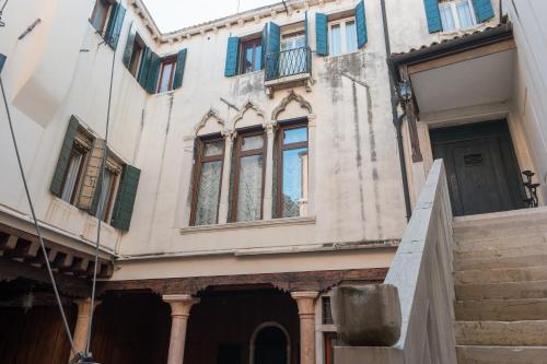 a building with windows and stairs in a city at Ca' Magno by Venicevillas in Venice