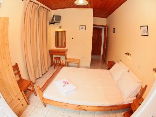 Una cama o camas en una habitación de Glaros Guesthouse