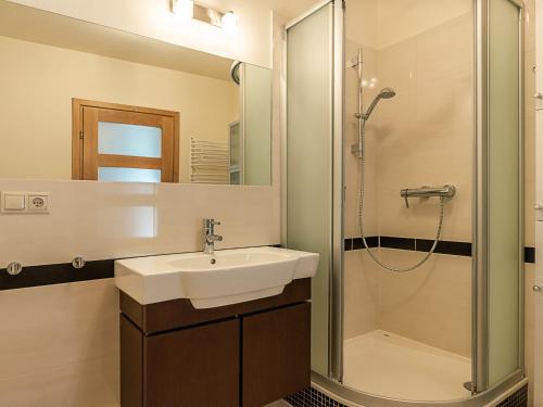 W łazience znajduje się umywalka i prysznic. w obiekcie VacationClub - Osiedle Podgórze 1B Apartament 16 w Szklarskiej Porębie