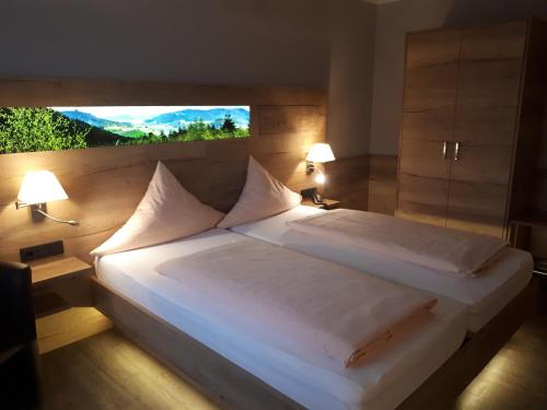 a bedroom with two white beds and a window at Hotel Bigger Hof - Wirtshaus Platzhirsch am Jahnplatz in Olsberg
