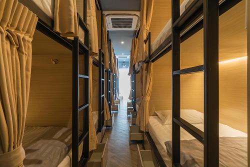 Двухъярусная кровать или двухъярусные кровати в номере Sleep Box Patong Hostel