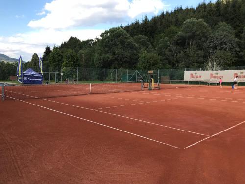 Tenis dan/atau kemudahan skuasy di Chalet SCHNEEHASE atau berdekatan