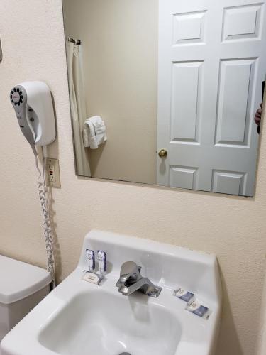 ein Badezimmer mit einem weißen Waschbecken und einem Spiegel in der Unterkunft Sea Girt Lodge in Sea Girt