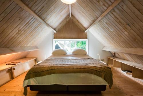 une chambre avec un grand lit dans un grenier dans l'établissement Unique Atelier in Bergen, à Bergen