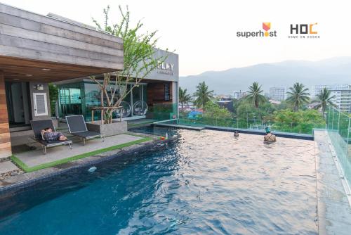 een zwembad voor een gebouw bij HOC4 @Play Condo MAYA Nimmand Road Cozy & Relax in Chiang Mai