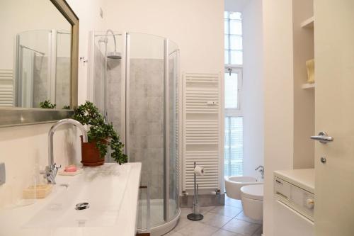 bagno con doccia, lavandino e servizi igienici di Via 5 Giornate 61 - City Center & Free Parking by Rent All Como a Como