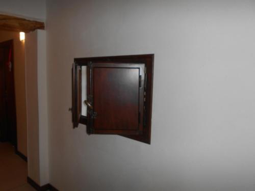 a wooden door on a wall in a room at LOCANDA RIGHETTO in Quinto di Treviso