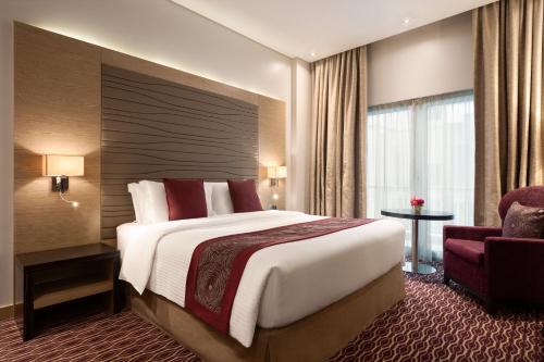 سرير أو أسرّة في غرفة في Ramada by Wyndham Manama City Centre
