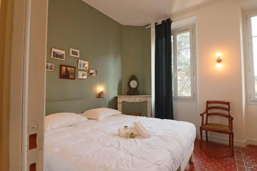 カンヌにあるCannes Conseil Immo, Modern & Stylish Apartments -Gma-のベッドルーム1室(テディベア付きのベッド1台付)