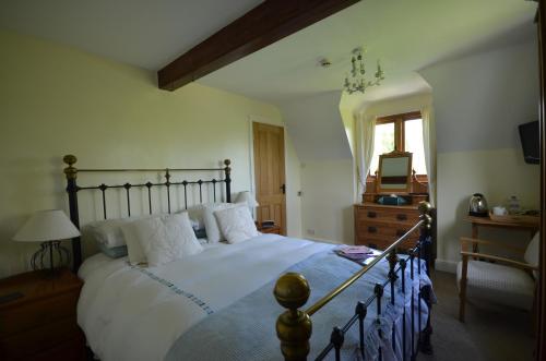 A bed or beds in a room at Woodland Guesthouse 
