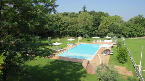an overhead view of a swimming pool in a yard at Agriturismo La Staffa in Valeggio sul Mincio