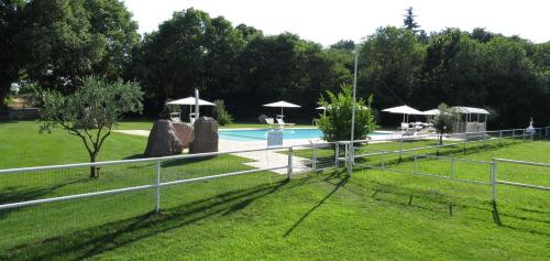 The swimming pool at or close to Agriturismo La Staffa