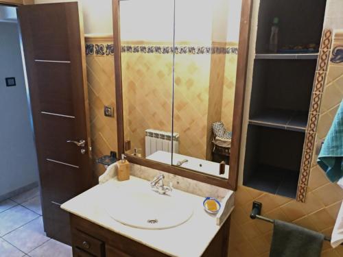 W łazience znajduje się umywalka i lustro. w obiekcie Piso La Torre w Saragossie