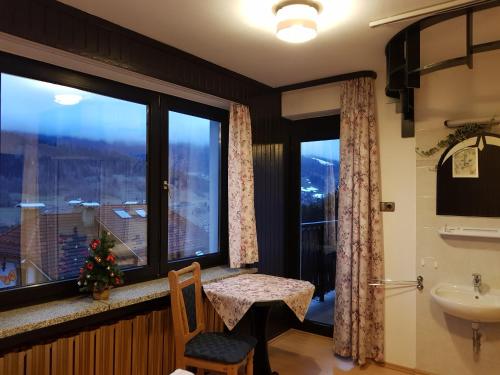 シュチルクにあるEDEN Szczyrkのバスルーム(シンク、景色を望む窓付)