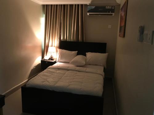 Tempat tidur dalam kamar di Choice Suites II