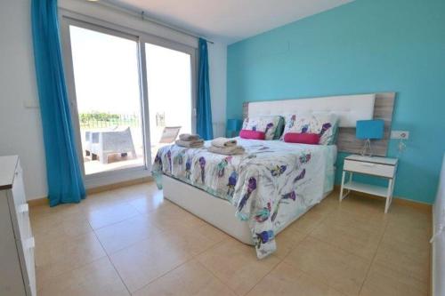 トレ・パチェコにあるLuxury front line home on Mar Menor Golf Resortのベッドルーム1室(ベッド1台、大きな窓付)