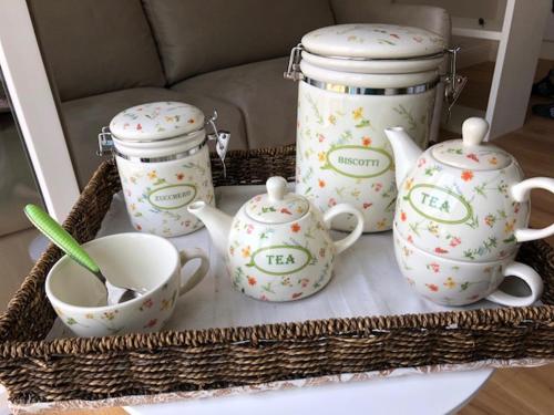 eine Gruppe Teekannen und Tassen auf dem Tisch in der Unterkunft Home Sweet Home in Treviso