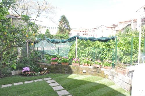 a garden with a fence and some plants and flowers at Hotel Mignon Meublè in Sorrento