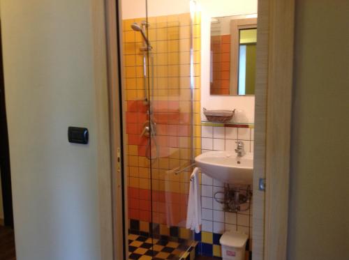 ラ・スペツィアにあるAffittacamere Da Euroのバスルーム(シンク、シャワー付)